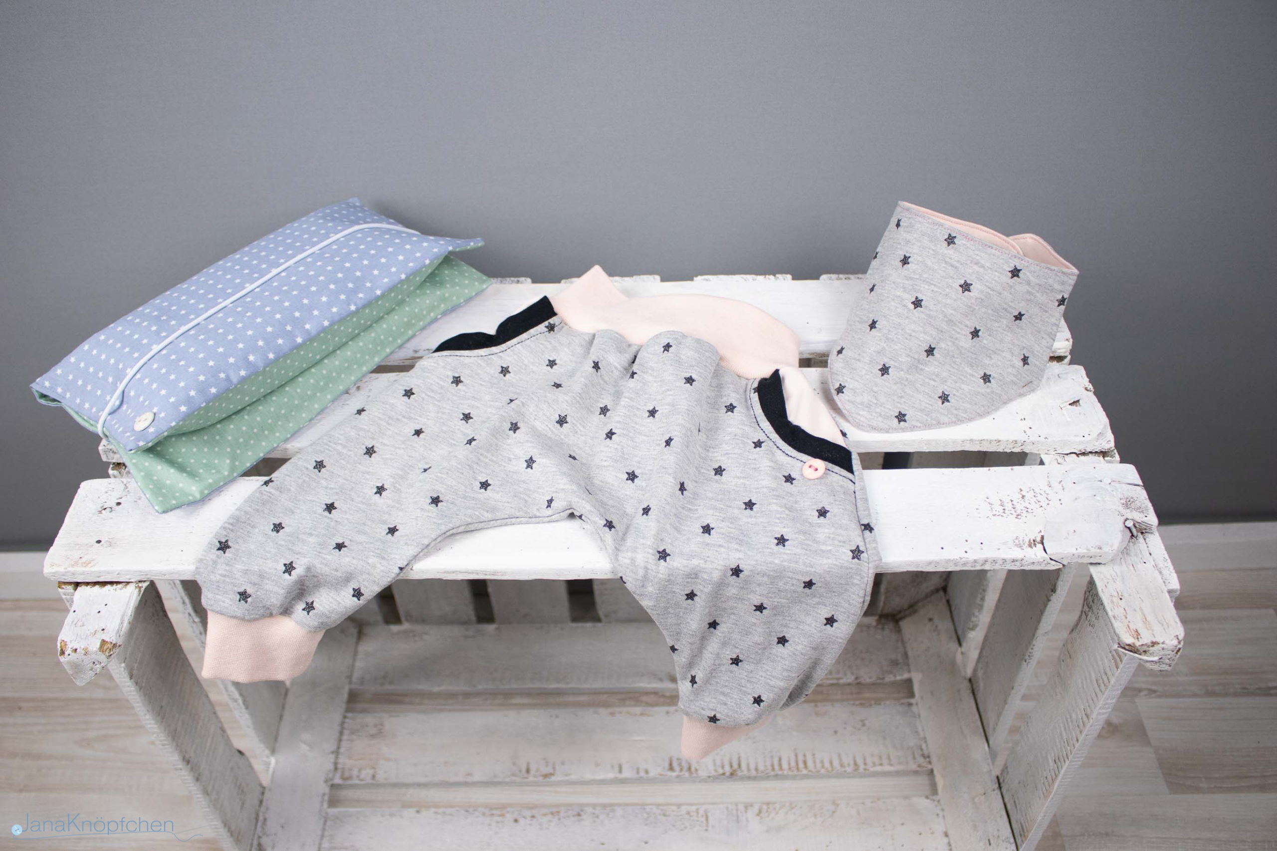 Blogpost Babygeschenk genäht: Pumphose und Wickelutensilo als Geschenk zur Geburt. JanaKnöpfchen - Nähen für Jungs
