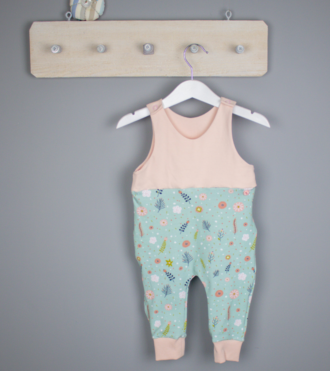 Handmade Babystrampler Blumenwiese in der Größe 62 für kleine Mädchen. JanaKnöpfchen-Shop. Selbstgenähte Baby- und Kinderkleidung