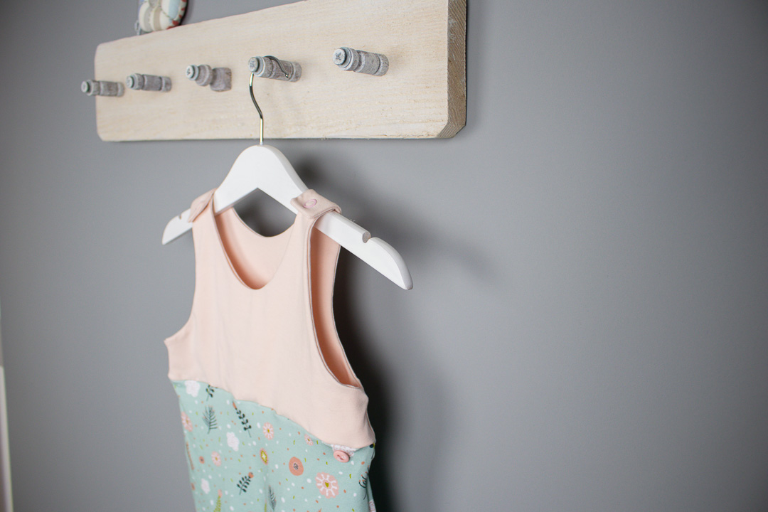 Handmade Babystrampler Blumenwiese in der Größe 62 für kleine Mädchen. JanaKnöpfchen-Shop. Selbstgenähte Baby- und Kinderkleidung