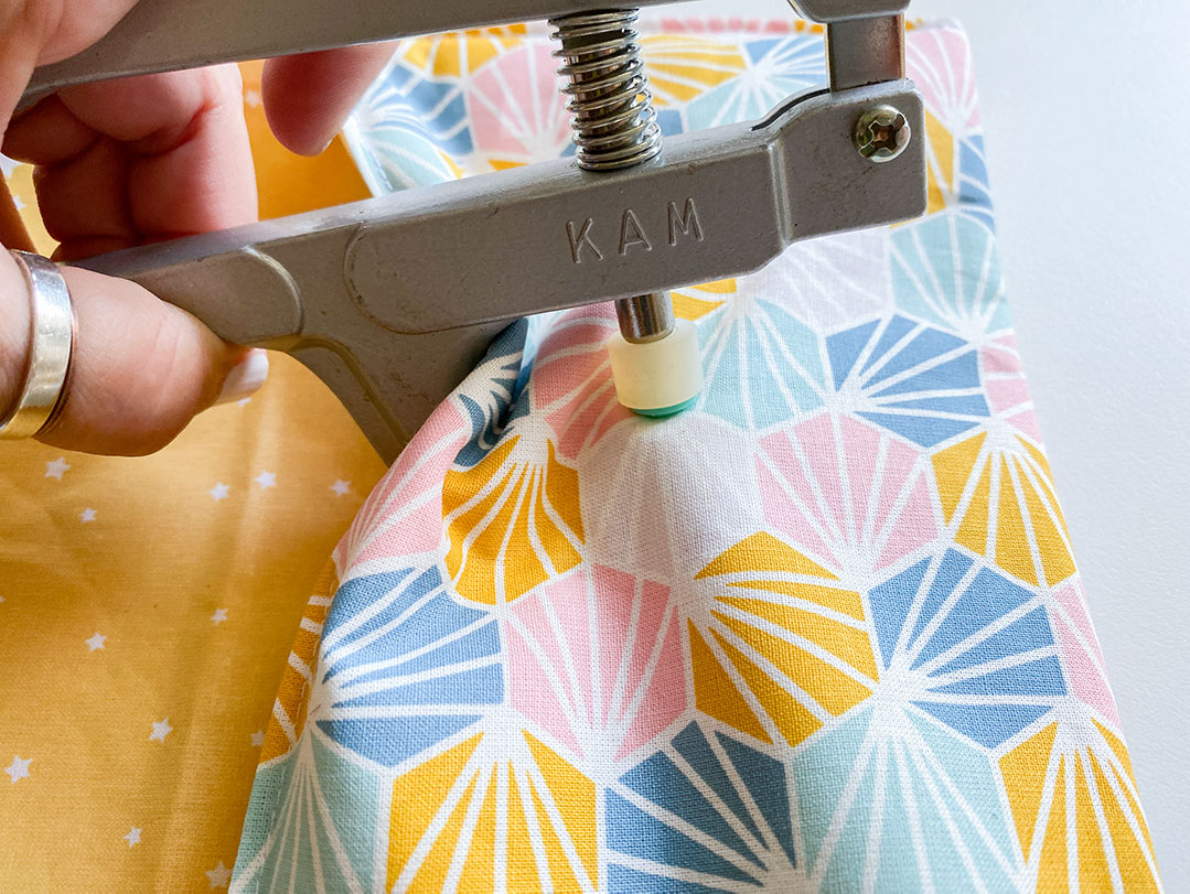 Tutorial Urlaubstipp Messertasche nähen. Detail Befestigung Druckknopf. JanaKnöpfchen - Nähen für Jungs