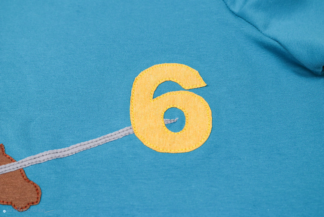 Detail der Geburtstagszahl auf selbstgenähtem Shirt. JanaKnöpfchen - Nähen für Jungs