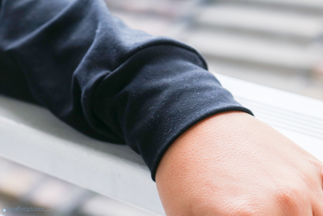 Detail des Armbündchen an selbstgenähten Shirt. JanaKnöpfchen - Nähen für Jungs