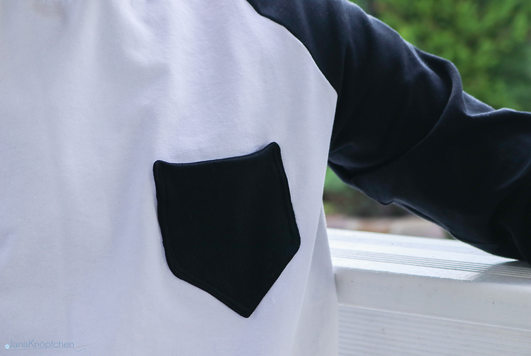 Detail der selbstgenähten Brusttasche auf Shirt. JanaKnöpfchen - Nähen für Jungs