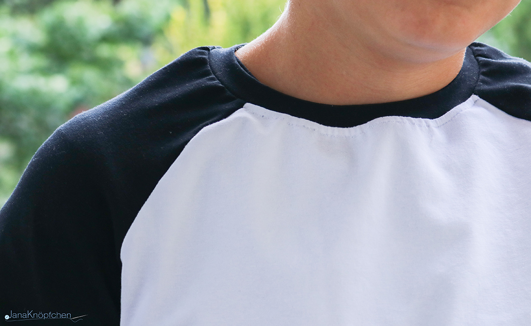 Detail des Halsausschnittes am Shirt. JanaKnöpfchen - Nähen für Jungs