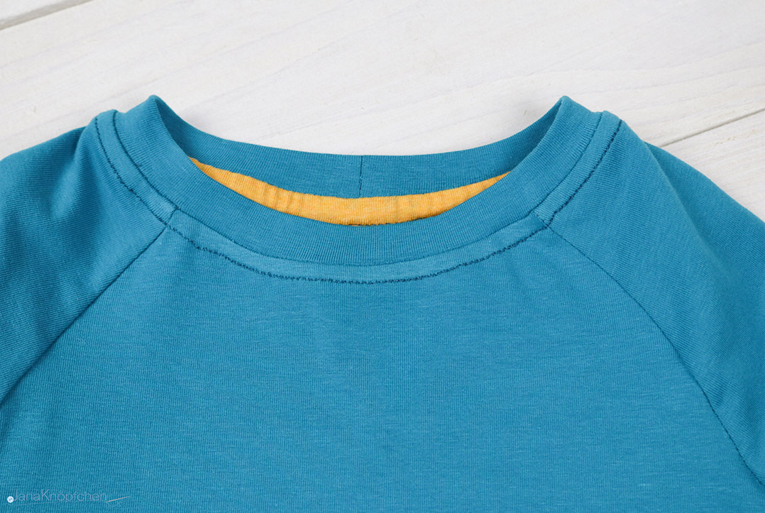Detail des Halsausschnittes an selbstgenähtem Shirt. JanaKnöpfchen - Nähen für Jungs