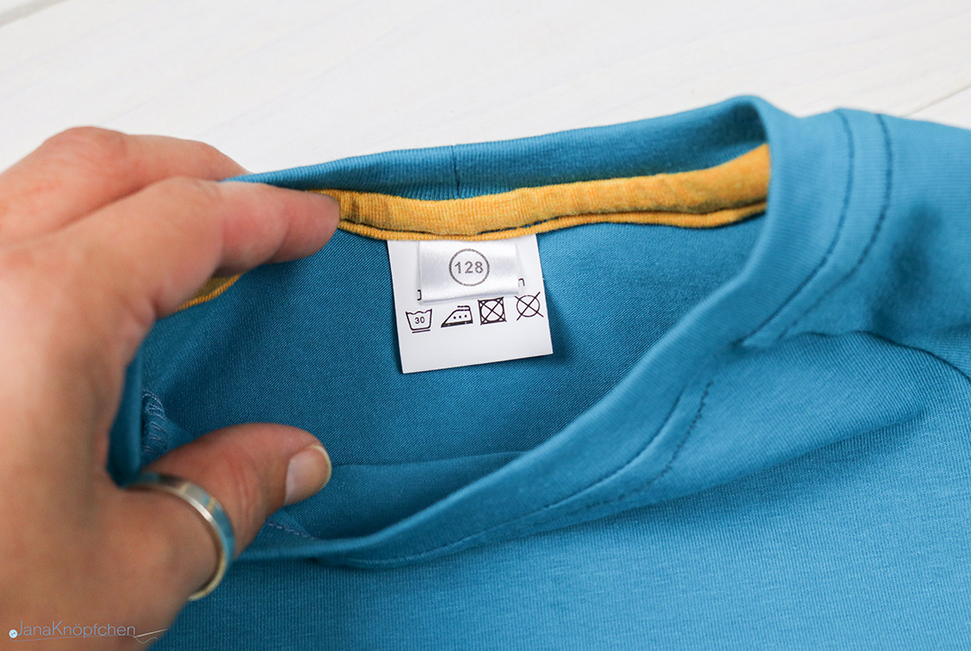 Wäscheschild am selbstgenähten Shirt. JanaKnöpfchen - Nähen für Jungs