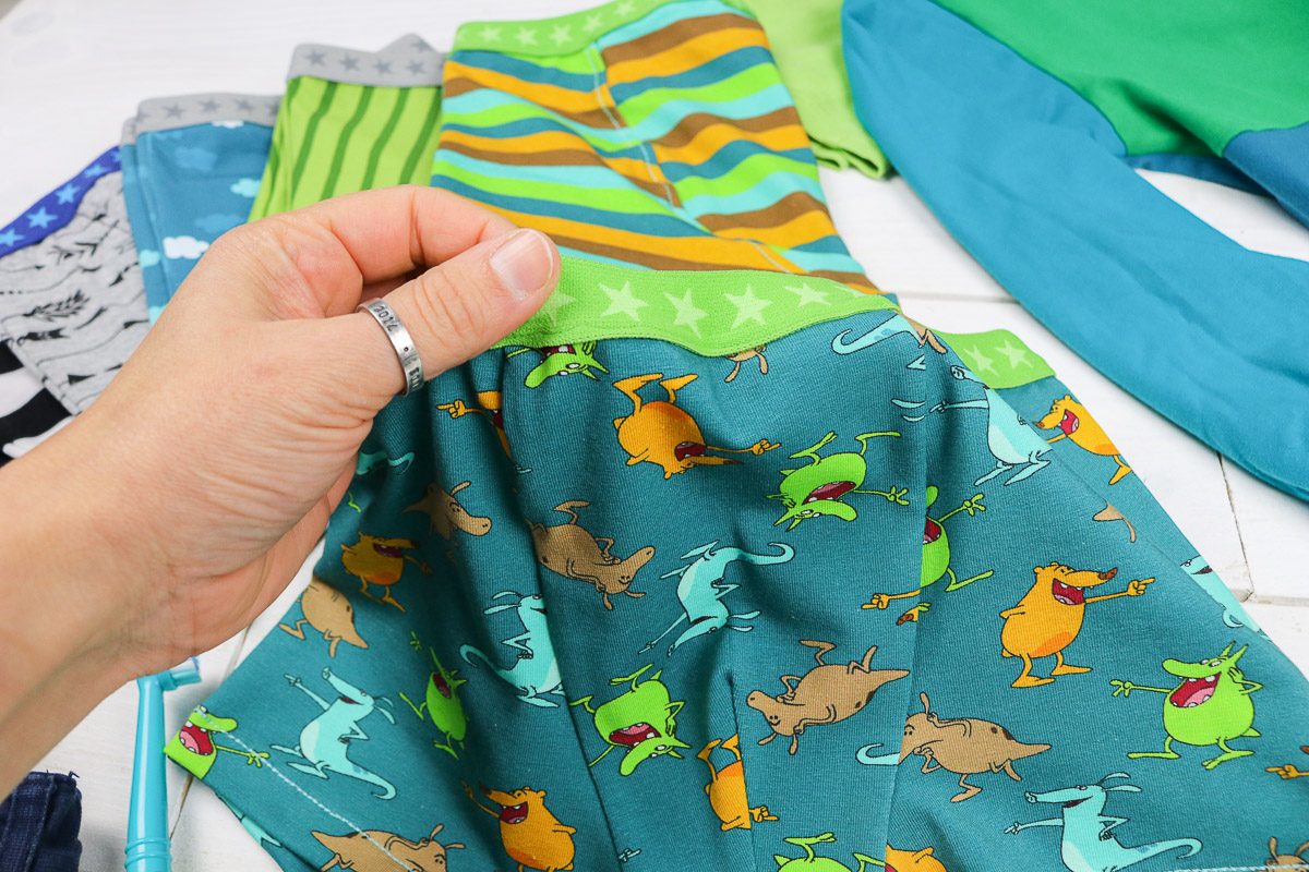 Außenseite des Gummibandes an der selbstgenähten Boxershorts. JanaKnöpfchen - Nähen für Jungs