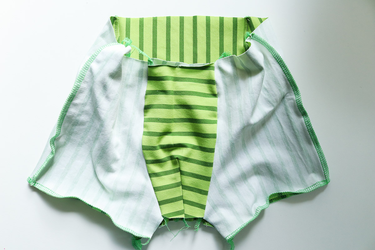 Versäuberte Beine der selbstgenähten Boxershorts. JanaKnöpfchen - Nähen für Jungs