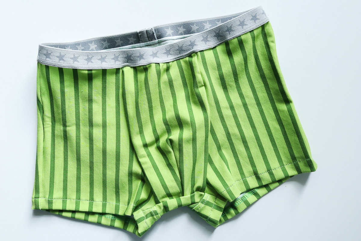 Gummiband an der Boxershorts festgenäht. JanaKnöpfchen - Nähen für Jungs