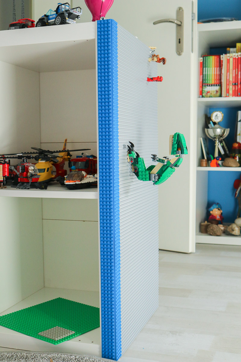 Regal mit Lego-Grundplatten beklebt. JanaKnöpfchen - Nähen für Jungs