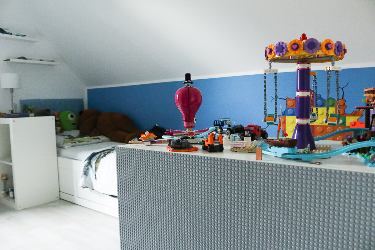 Regal mit Lego-Bauplatten. JanaKnöpfchen - Nähen für Jungs