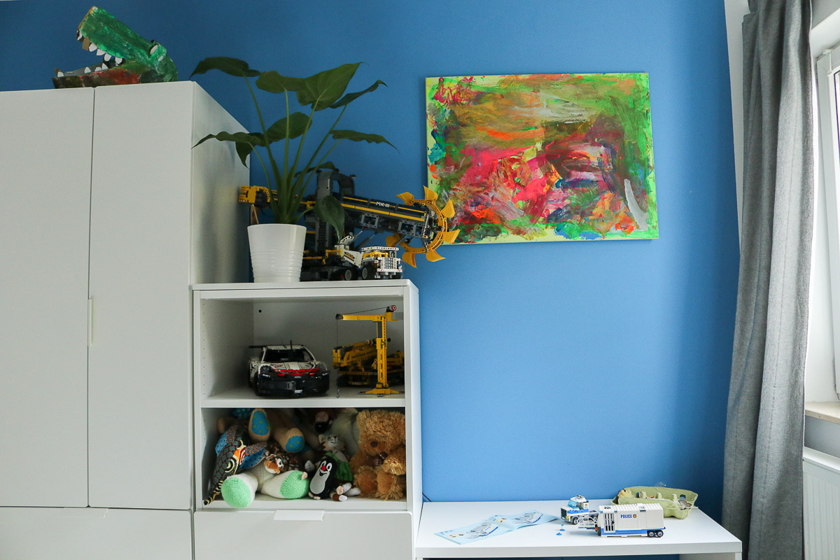 Kindermöbel und Grünpflanze im neuen Kinderzimmer. JanaKnöpfchen - Nähen für Jungs