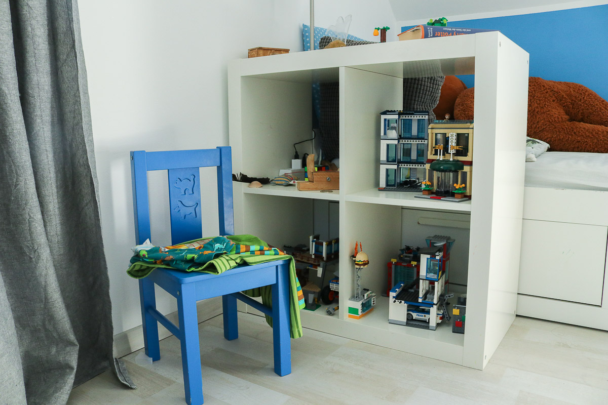 Lieblingslego in Regal am Bett in neuem Kinderzimmer. JanaKnöpfchen - Nähen für Jungs