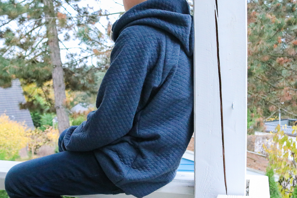 Ärmel und Kapuze selbstgenähte Hoodie für Jungs. JanaKnöpfchen - Nähen für Jungs