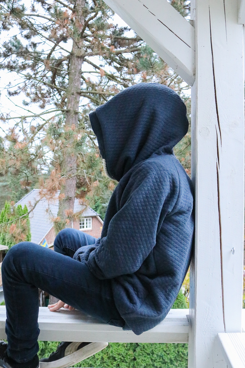 Große Kapuze am selbstgenähten Hoodie für Jungs. JanaKnöpfchen - Nähen für Jungs