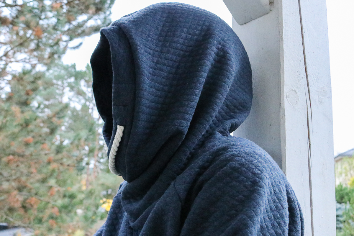Kapuzendetail des Hoodies aus Wabensweat. JanaKnöpfchen - Nähen für Jungs