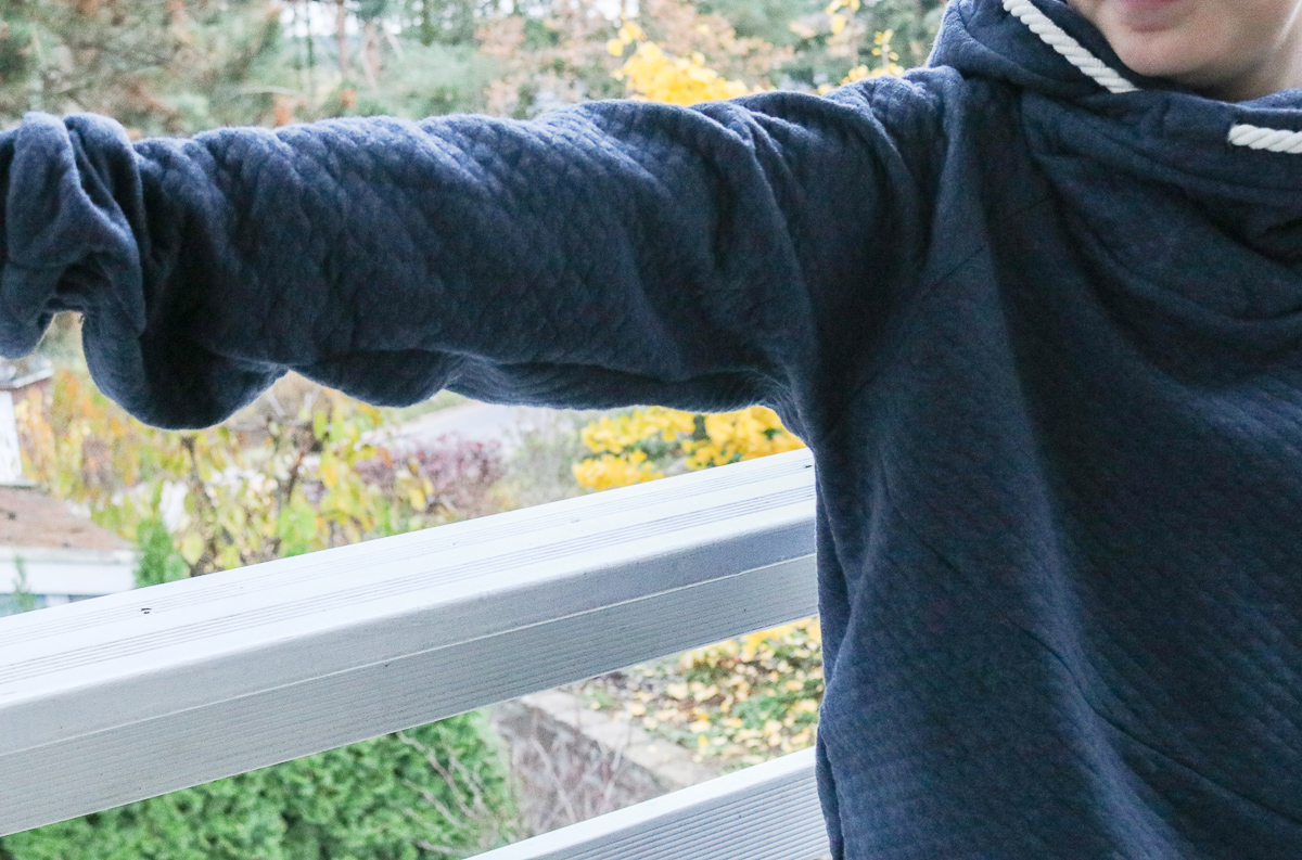 Armansatz des selbstgennähten Hoodies. JanaKnöpfchen - Nähen für Jungs
