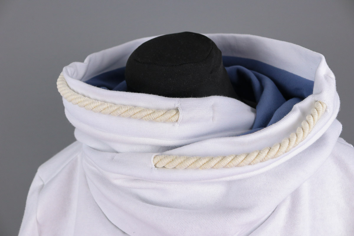 Detail der Kordeln an selbstgenähten Hoodie. JanaKnöpfchen - Nähen für Jungs