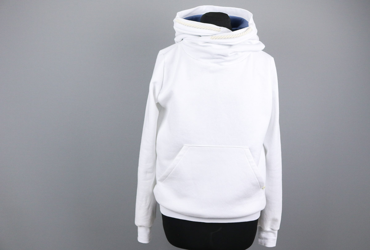 Selbstgenähter weißer Hoodie für Frauen. JanaKnöpfchen - Nähen für Jungs