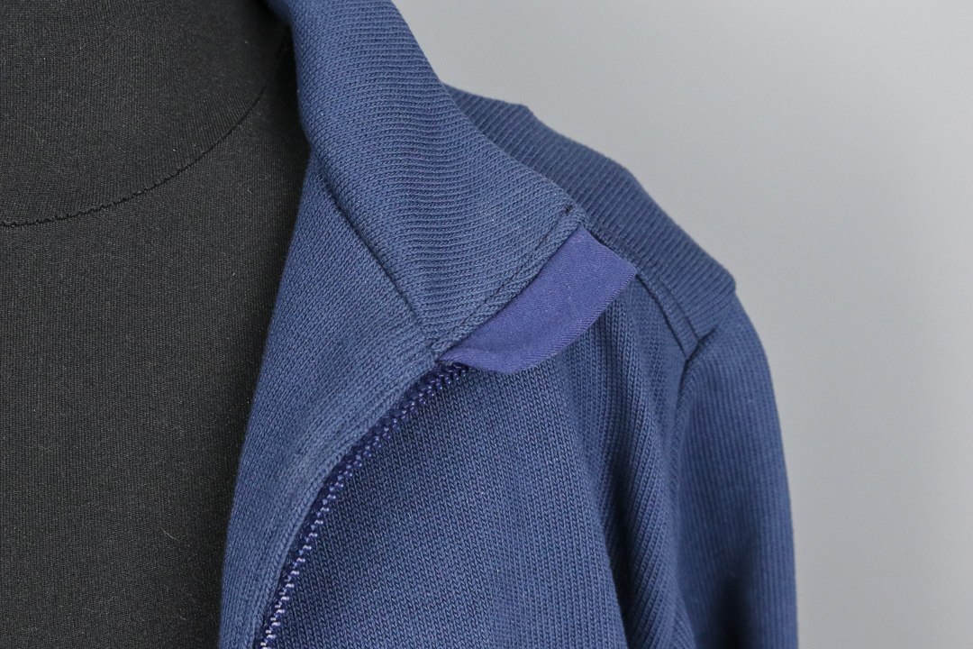 Kinnschutzdetail und linke Seite der Strickjacke. JanaKnöpfchen - Nähen für Jungs