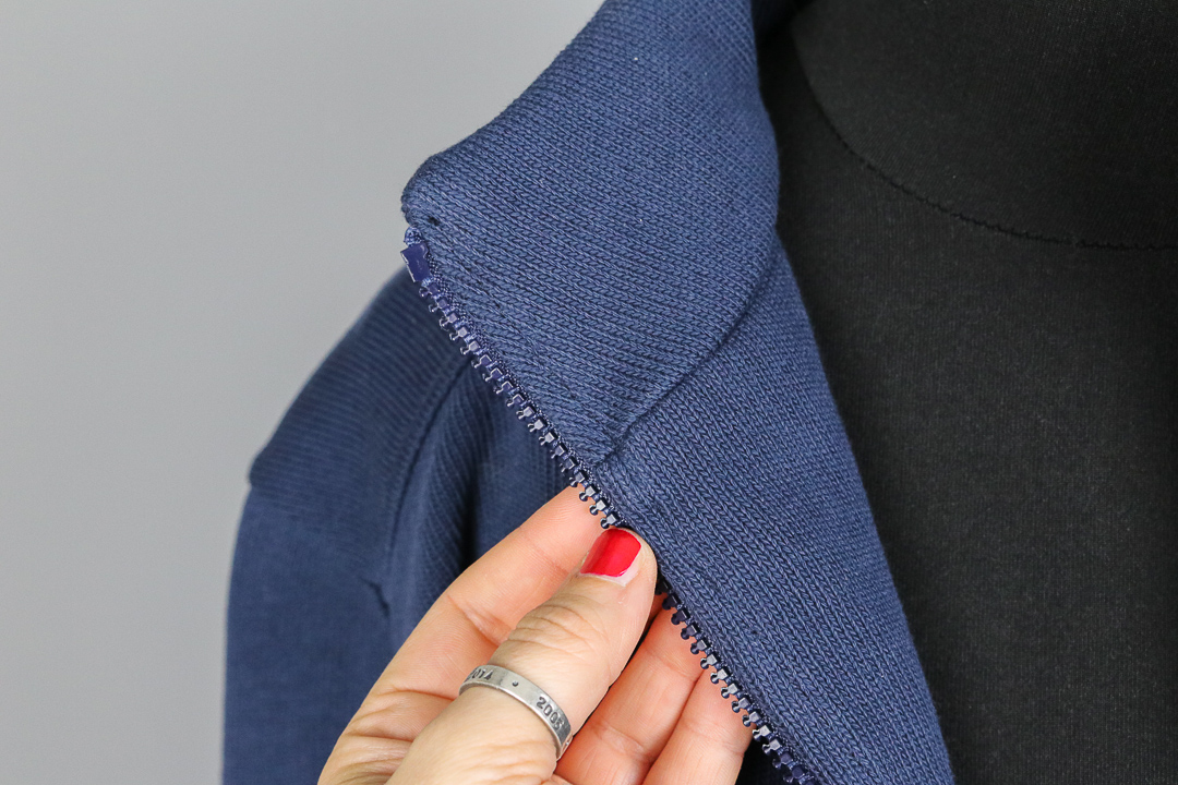Detail des abgesteppten Kragens und des Beleges der selbstgenähten Strickjacke. JanaKnöpfchen - Nähen für Jungs