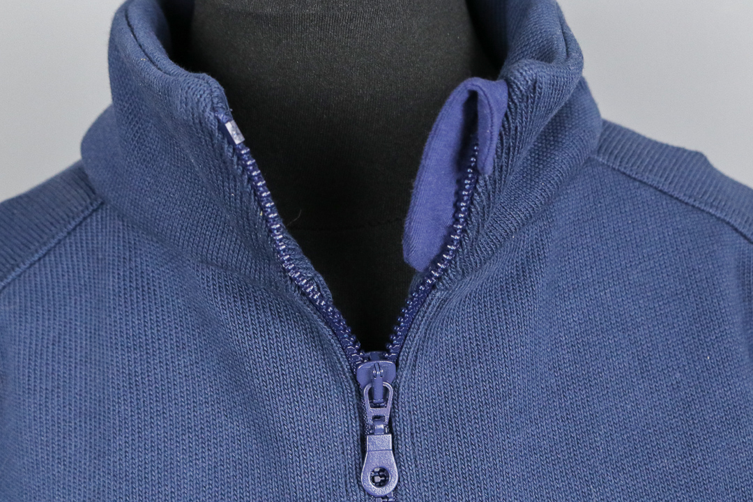 Detail des offenen Reißverschlusses an der Strickjacke für Männner. JanaKnöpfchen - Nähen für Jungs