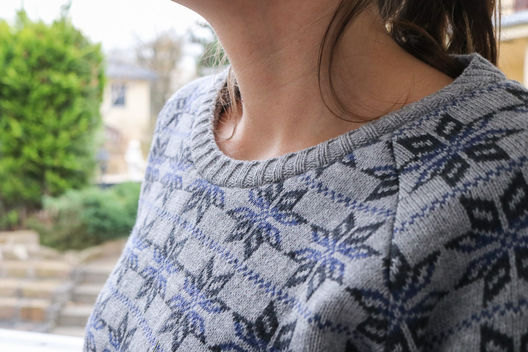 Detail Halsausschnitt mit Strickbündchen nähen. JanaKnöpfchen - Nähen für Jungs