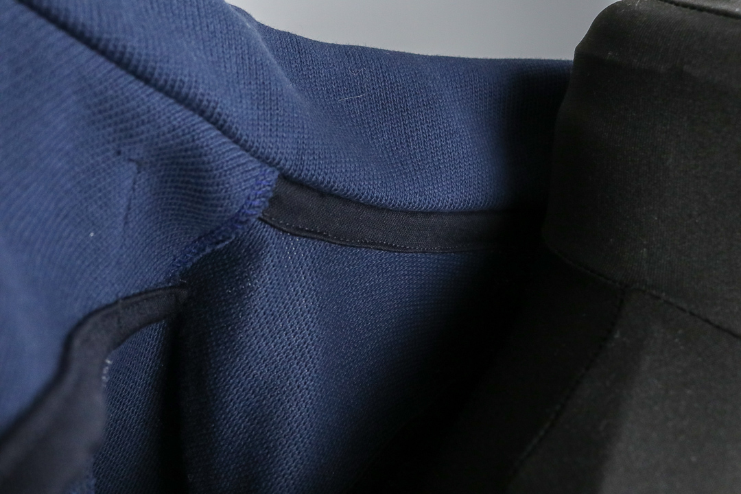 Einfassung des Kragens der selbstgenähten Strickjacke. JanaKnöpfchen - Nähen für Jungs