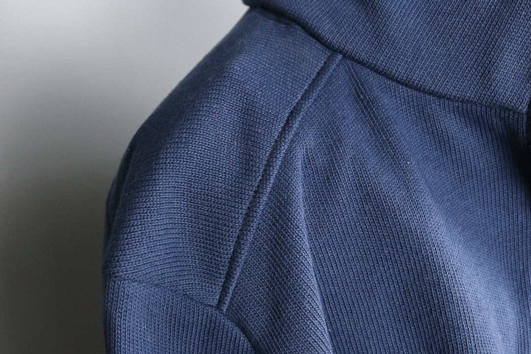 Naht der Schulter- bzw. Rückenpasse der selbstgenähten Strickjacke. JanaKnöpfchen - Nähen für Jungs