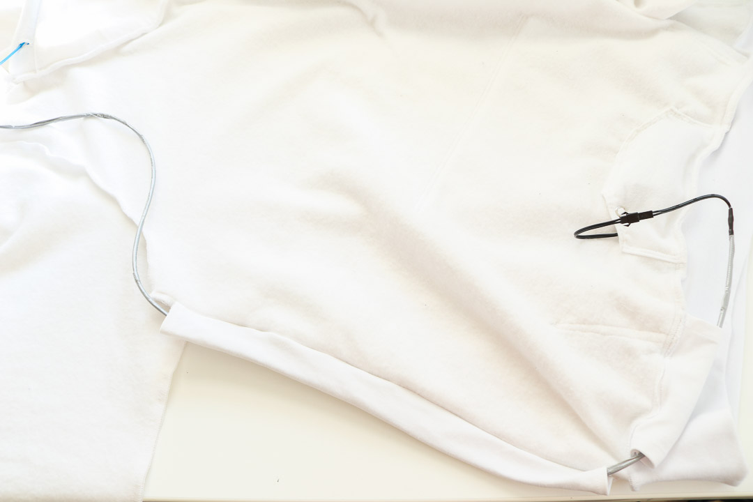 Seitlicher Tunnel für den LED Schlauch des leuchtenden Hoodies. JanaKnöpfchen