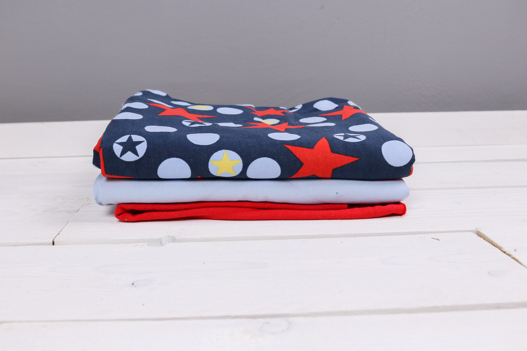 Noahs Stars Hoodie nähen. Stoffreste vernähen. JanaKnöpfchen - Nähen für Jungs