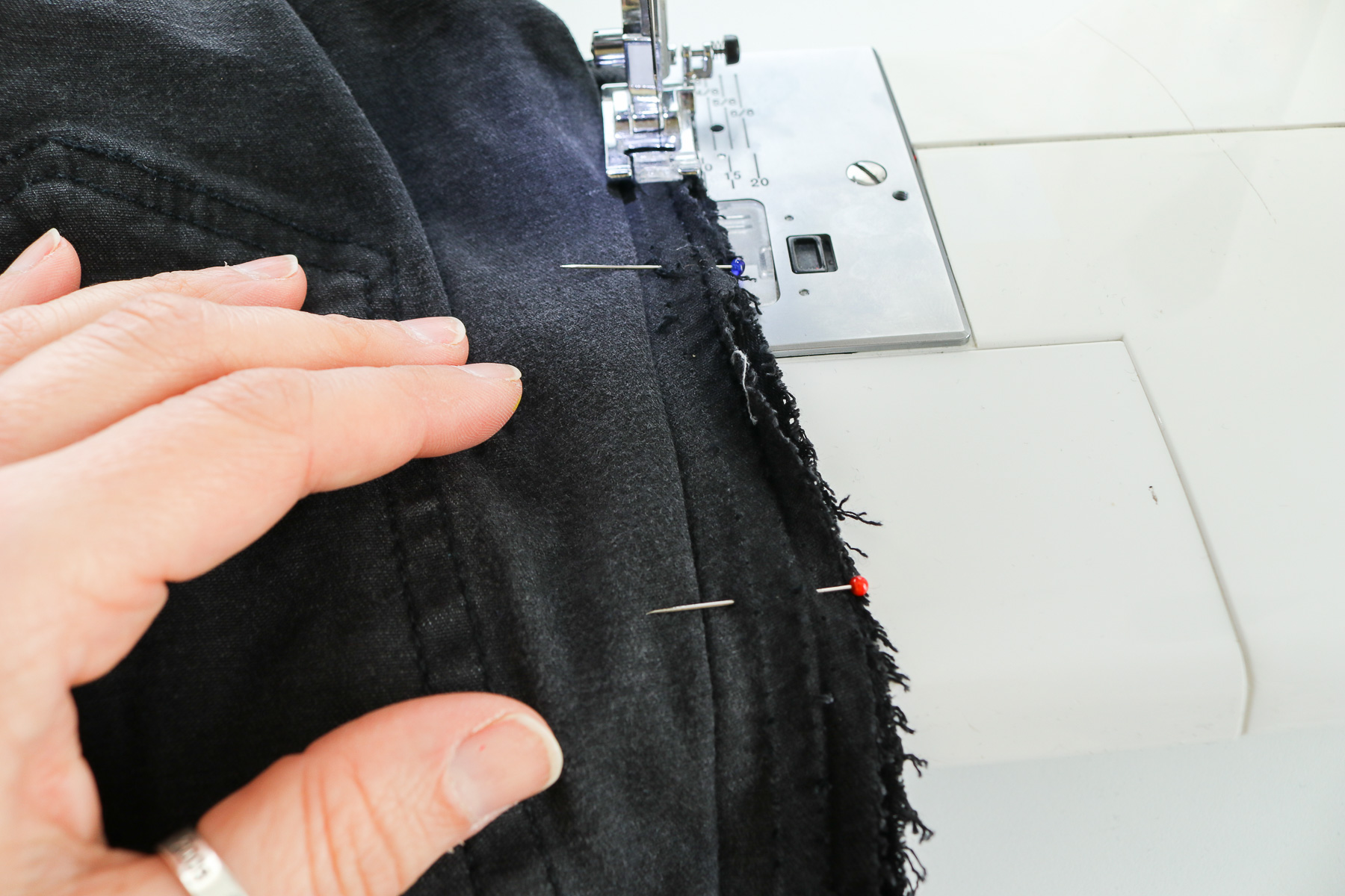 Naht mit Overlockstich der Nähmaschine versäubert. JanaKnöpfchen - nähen für Jungs