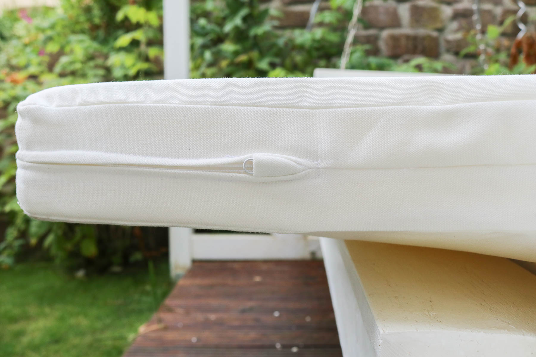 Nahtverdeckter Reißverschluss bei Sitzauflage für Gartenschaukel. JanaKnöpfchen - Nähen für Jungs