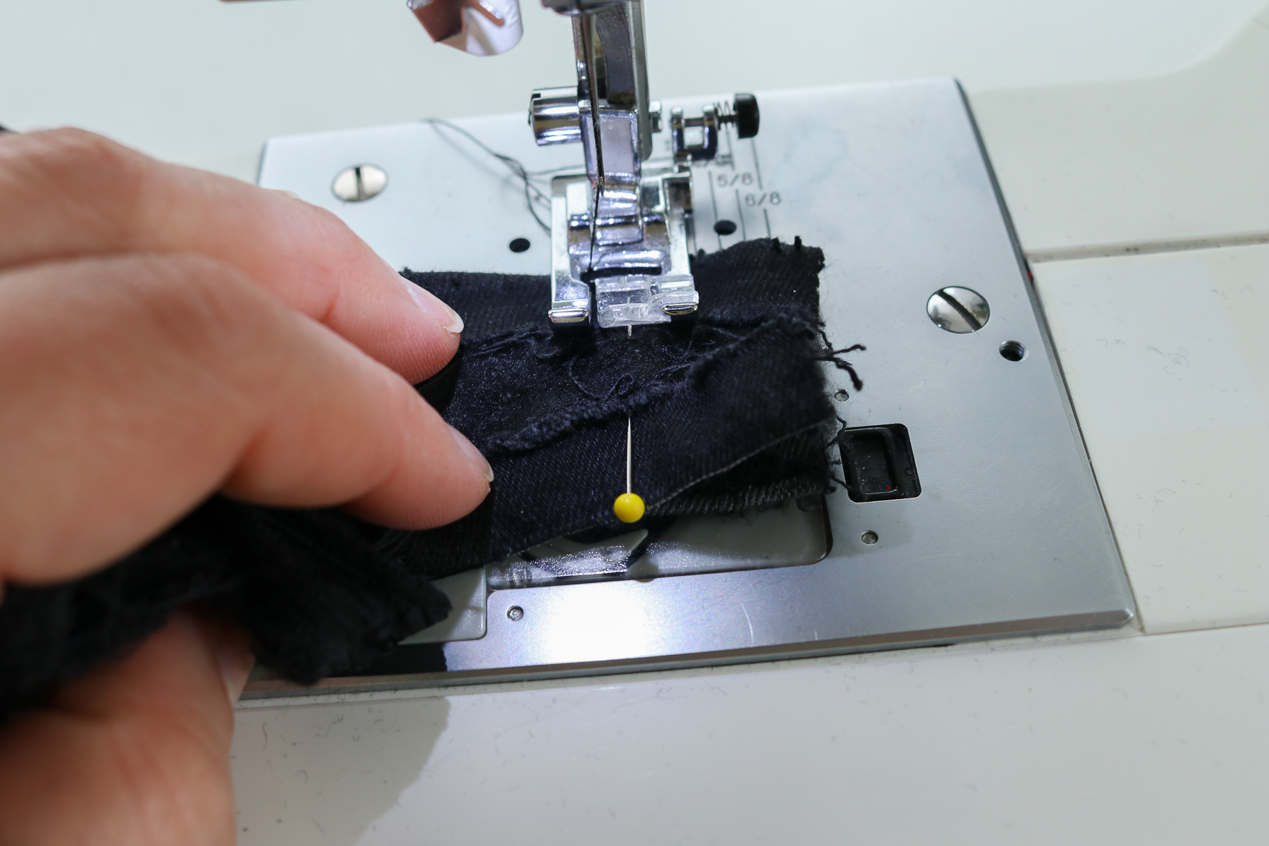 Äußerer Bund mit Nähmaschine zusammen nähen. JanaKnöpfchen - Nähen für Jungs