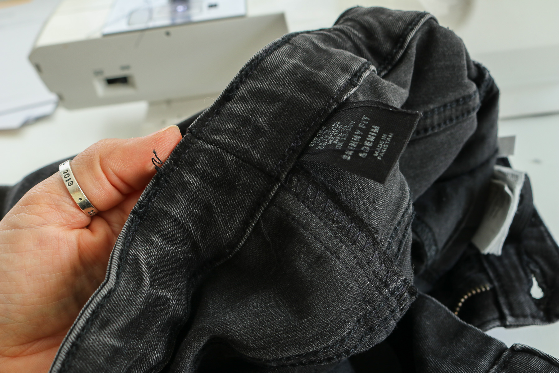 Innenseite der Jeans mit enger genähtem Bund. JanaKnöpfchen - Nähen für Jungs