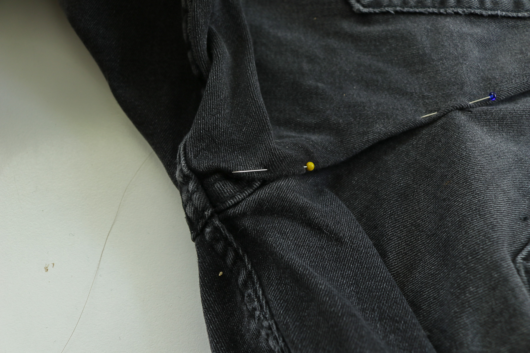 Hintere Naht gesteckt, um Hose enger zu nähen. JanaKnöpfchen - Nähen für Jungs