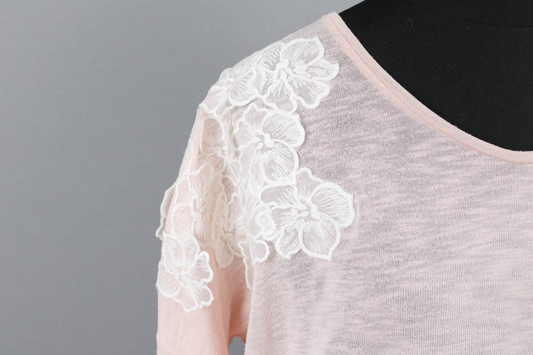 Blühten aus Spitze auf gekauftes Shirt nähen. JanaKnöpfchen