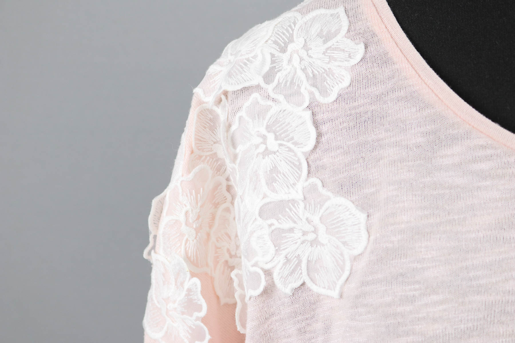 Spitzenblühten auf Strickshirt genäht. JanaKnöpfchen