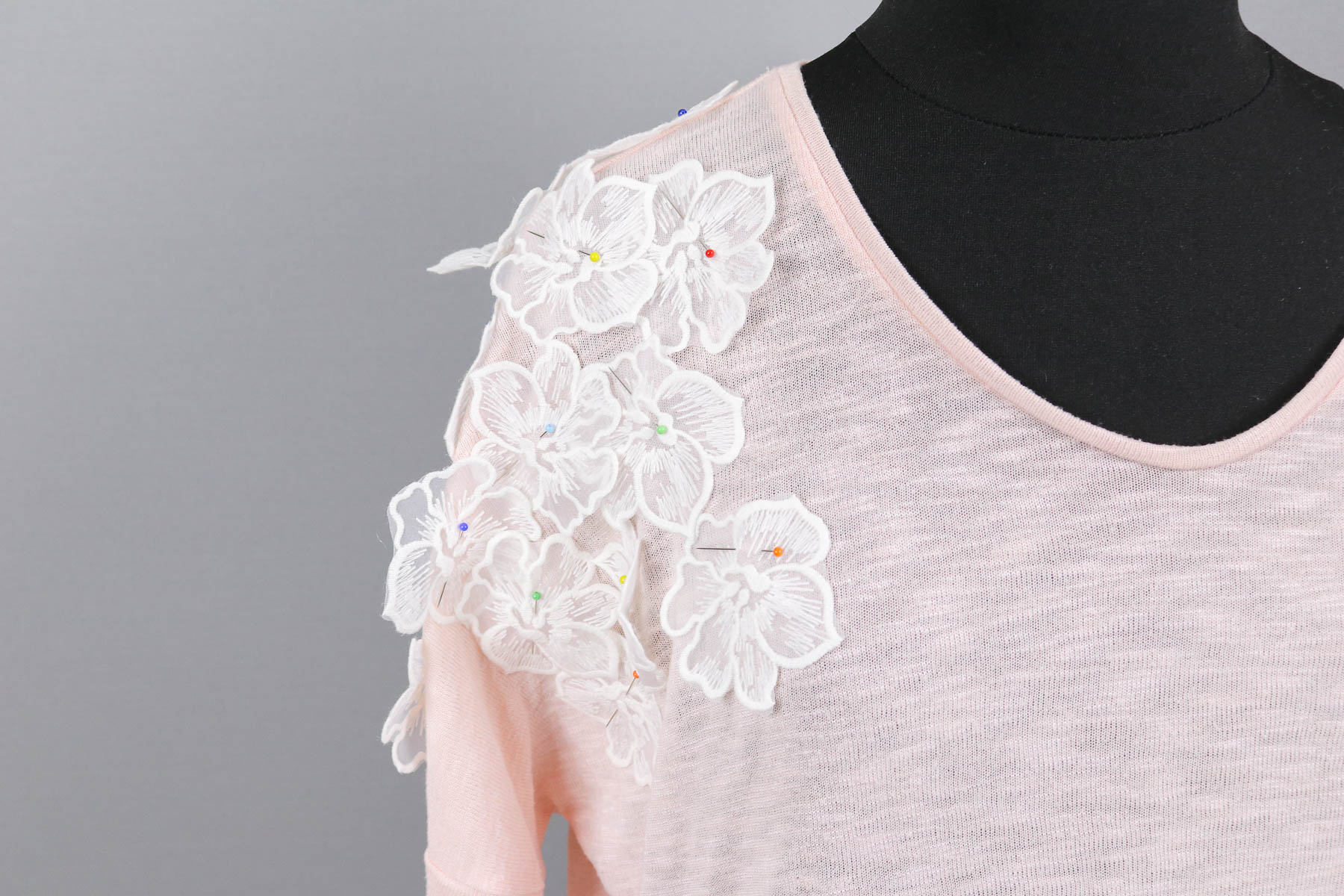 Blühten aus Spitze auf gekauftes Shirt mit Flecken gesteckt. JanaKnöpfchen
