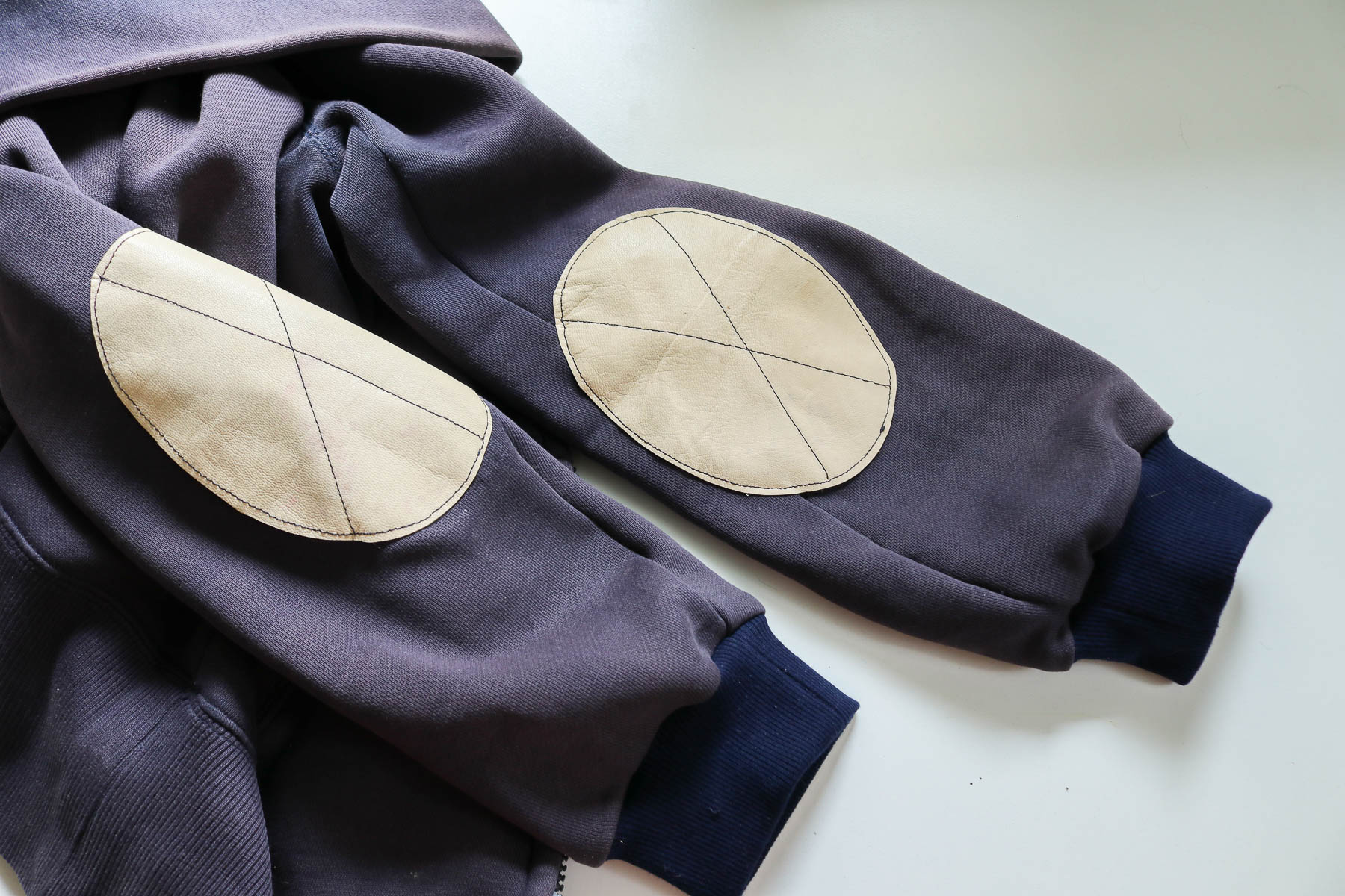 Lederpatches und neues Ärmelbündchen an Sweatjacke nähen. JanaKnöpfchen