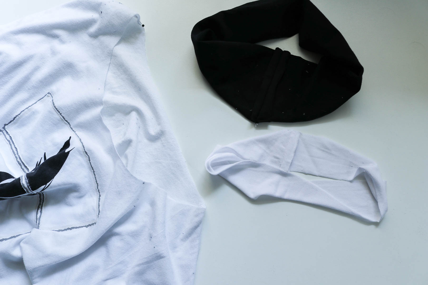 Zuschnitt der neuen Halsbündchen für T-Shirt. JanaKnöpfchen - Nähen für Jungs
