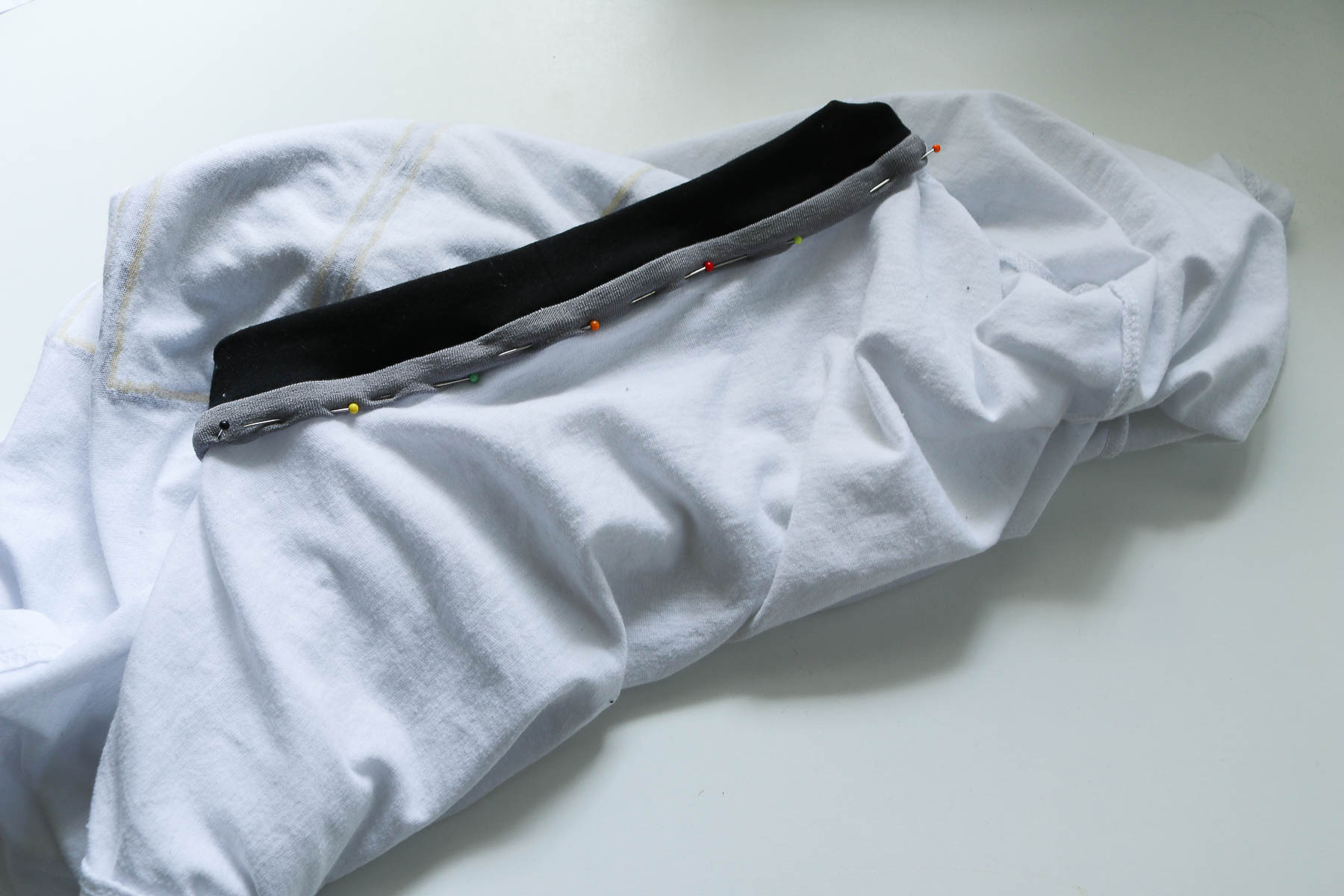 Halsversäuberung an T-Shirt nähen. JanaKnöpfchen - Nähen für Jungs