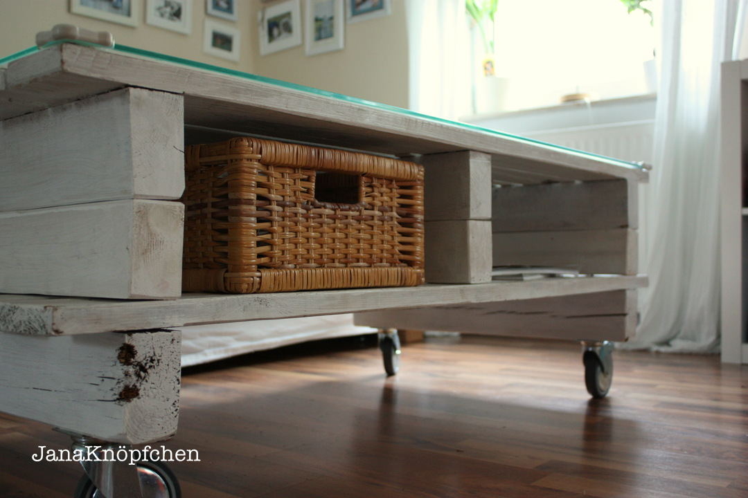 Upcycling Palettentisch selbstgebaut fürs Wohnzimmer. JanaKnöpfchen - Nähen für Jungs
